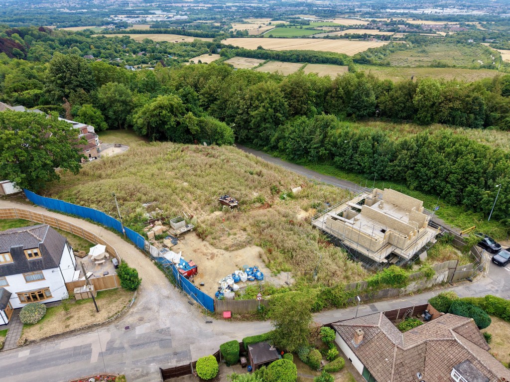 Lot: 47028 - VALUABLE RESIDENTIAL SITE FOR SEVEN NEW HOMES - Aerial view looking south west